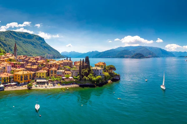 Veduta aerea del centro storico di Varena sul Lago di Como con le montagne sullo sfondo, Italia, Europa — Foto Stock