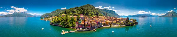 Luftaufnahme der Altstadt von Varena am Comer See mit den Bergen im Hintergrund, Italien, Europa — Stockfoto