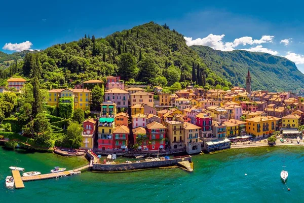 Vue aérienne de la vieille ville de Varena sur le lac de Côme avec les montagnes en arrière-plan, Italie, Europe — Photo