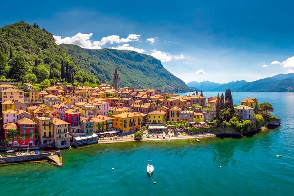 Luchtfoto van Varena oude stad aan het Comomeer met de bergen op de achtergrond, Italië, Europa — Stockfoto