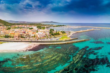 Graniro Plajı ve La Caletta kasabası, Sardinya, Italya, Avrupa.