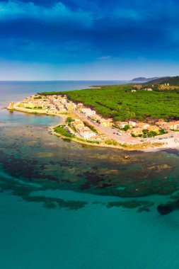 Sardunya Adası 'nda Santa Lucia eski kenti ile graniro Plajı, Italya