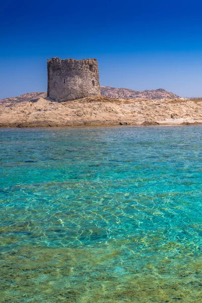 Famosa praia de La Pelosa com Torre della Pelosa na ilha da Sardenha, Itália — Fotografia de Stock