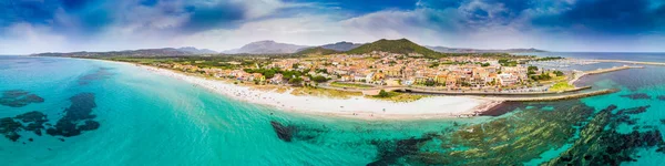 Spiaggia di Graniro e città di La Caletta, Sardegna, Italia, Europa . — Foto Stock