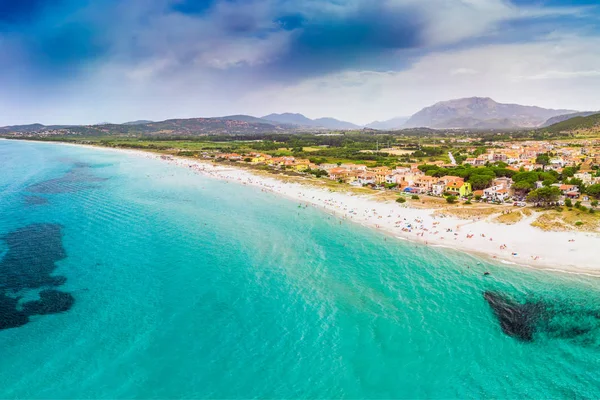 Graniro Plajı ve La Caletta kasabası, Sardinya, Italya, Avrupa. — Stok fotoğraf