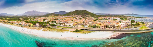 Graniro praia e La Caletta cidade, Sardenha, Itália, Europa . — Fotografia de Stock