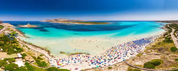 Famosa praia de La Pelosa na ilha da Sardenha, Sardenha, Itália — Fotografia de Stock