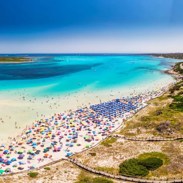 Famosa playa de La Pelosa en la isla de Cerdeña, Cerdeña, Italia — Foto de Stock