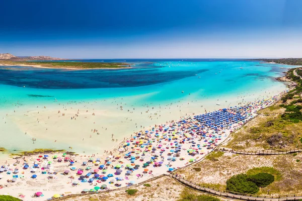Famosa playa de La Pelosa en la isla de Cerdeña, Cerdeña, Italia — Foto de Stock