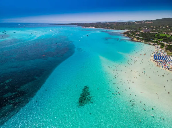 Famosa praia de La Pelosa com Torre della Pelosa na ilha da Sardenha, Itália — Fotografia de Stock