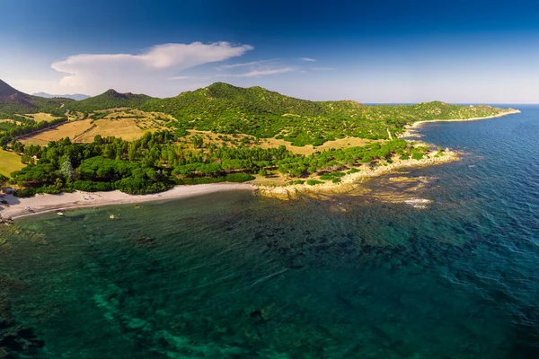 Пляж Porto Pirastu рядом с Коста Рей на острове Фелиния, Фелиния, Италия — стоковое фото