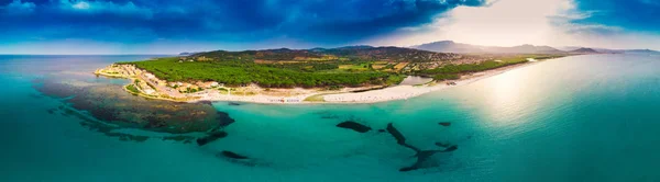 Pláž graniro se starým městem Santa Lucia na ostrově Sardinie v Itálii — Stock fotografie