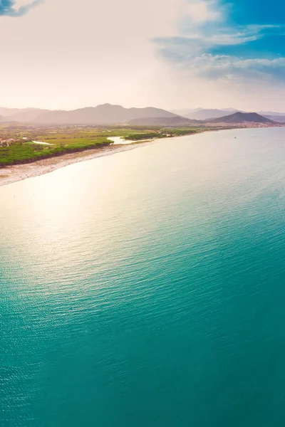 Sardunya Adası 'nda Santa Lucia eski kenti ile graniro Plajı, Italya Stok Resim