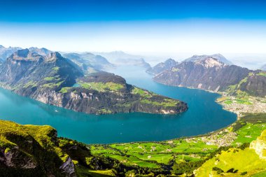 Rigi ve Pilatus dağlarıyla Lucerne Gölü manzarası Fronalpstock, İsviçre ve Avrupa 'dan Brunnen kasabası