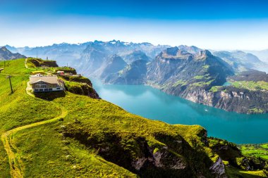 Rigi ve Pilatus dağlarıyla Lucerne Gölü manzarası Fronalpstock, İsviçre ve Avrupa 'dan Brunnen kasabası