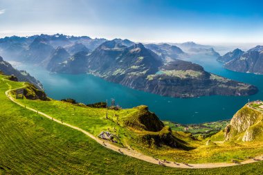 Rigi ve Pilatus dağlarıyla Lucerne Gölü manzarası Fronalpstock, İsviçre ve Avrupa 'dan Brunnen kasabası