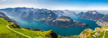 Rigi ve Pilatus dağlarıyla Lucerne Gölü manzarası Fronalpstock, İsviçre ve Avrupa 'dan Brunnen kasabası