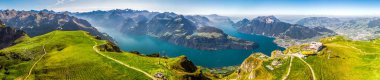 Rigi ve Pilatus dağlarıyla Lucerne Gölü manzarası Fronalpstock, İsviçre ve Avrupa 'dan Brunnen kasabası