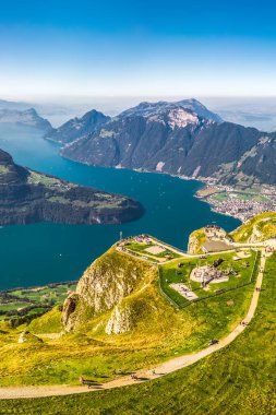 Rigi ve Pilatus dağlarıyla Lucerne Gölü manzarası Fronalpstock, İsviçre ve Avrupa 'dan Brunnen kasabası