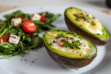 Maydanoz ve salata ile serpilir yumurtalı kızarmış avokado 