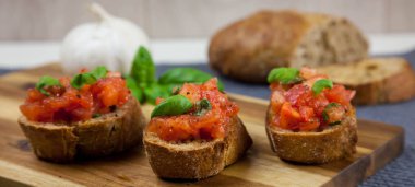 Ev yapımı sağlıklı İtalyan gıda - bruschetta