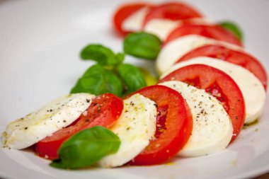 Sağlıklı klasik caprese salatası