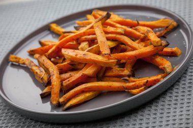 Sağlıklı ev yapımı fırınlanmış tatlı patates kızartması.