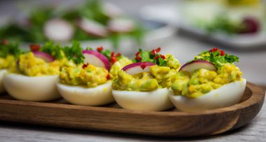 Sağlıklı gıda - doldurulmuş avokado salatası yumurta