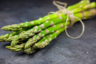 Bir demet kuşkonmaz gri arka plan üzerinde