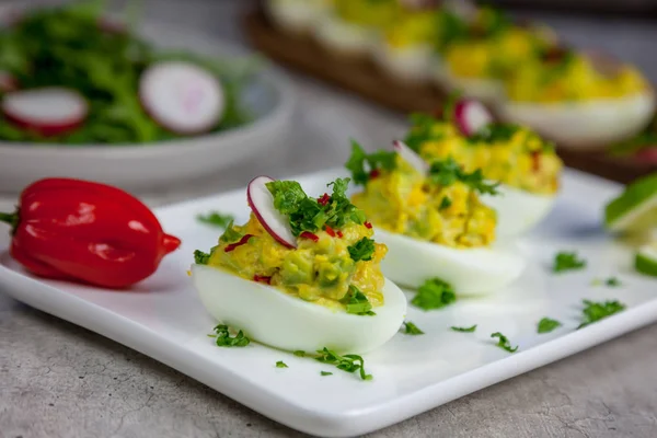 Здоровое Питание Фаршированные Яйца Салатом Авокадо — стоковое фото