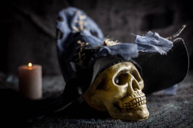 Kafatası (Halloween cadı şapkalı)