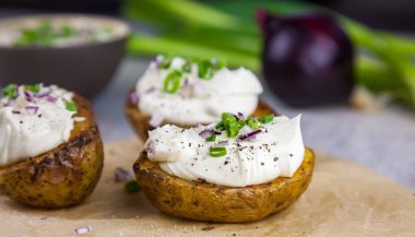 Lor ve soğan ile doldurulmuş fırında kumpir