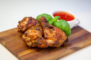 Ahşap kesme tahtası üzerinde tatlı biber soslu tavuk kanadı