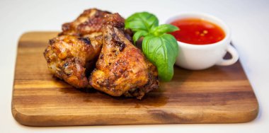 Beyaz arka plan üzerinde tatlı biber soslu tavuk kanadı