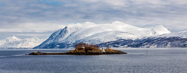 ノルウェー北部で雪で覆われた山々 — ストック写真