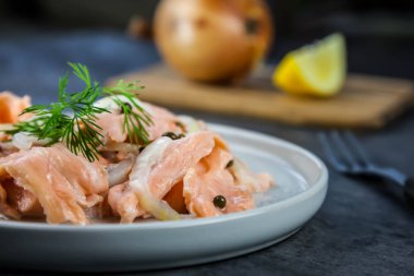 Limon yeşil biber ve soğan ile Marine çiğ Somon dilimleri