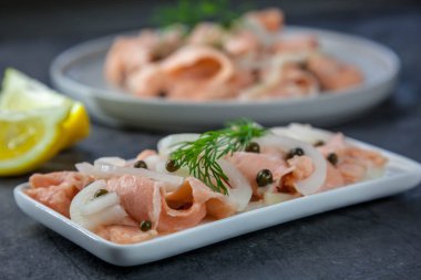 Limon yeşil biber ve soğan ile Marine çiğ Somon dilimleri