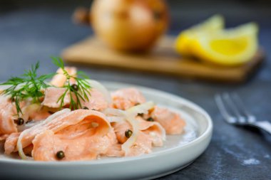 Limon yeşil biber ve soğan ile Marine çiğ Somon dilimleri