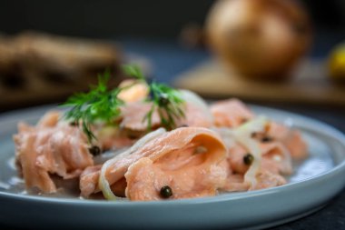 Limon yeşil biber ve soğan ile Marine çiğ Somon dilimleri