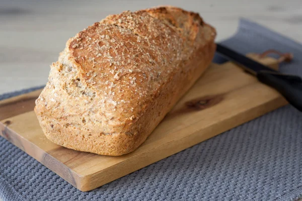 Ev yapımı buğday-çavdarlı ekmek cuttingboard