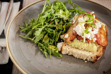 Roket salata Guakamole tost, pastırma ve ricotta peyniri