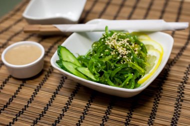 Japon wakame yosun salatası