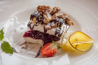 Semifreddo tatlı dondurma, fındık ve meyve ile