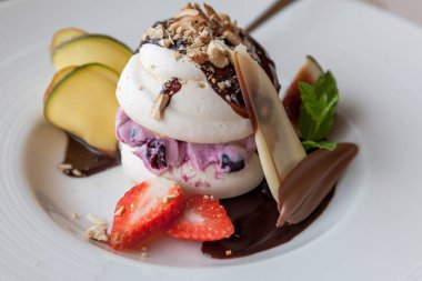 Beze mus mascarpone ve Frenk üzümü