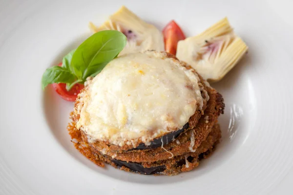 面包茄子配番茄酱 马苏里拉奶酪和意大利蓟干酪 — 图库照片