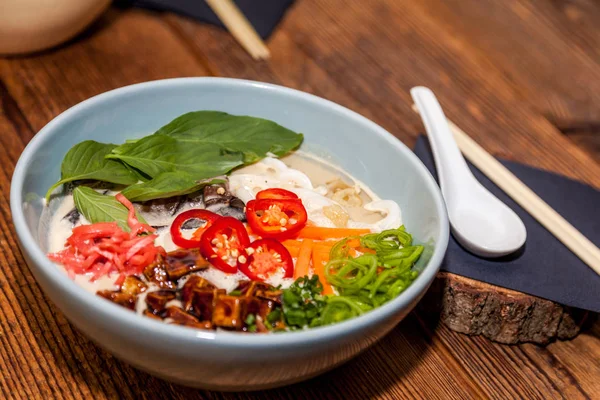 Mie Udon Dengan Kaldu Vege Dan Tahu — Stok Foto