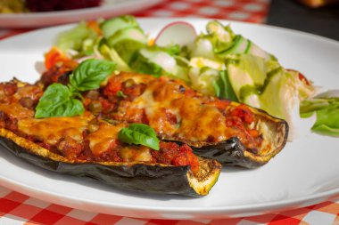 Sağlıklı yemek tabağı - sebze ve salata - letuce kiraz domates, turp ve salatalık kabak dolması