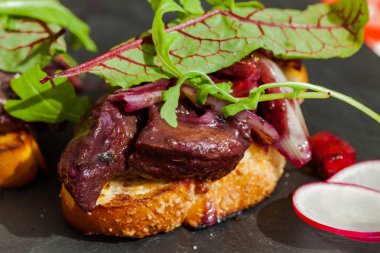 Sağlıklı yemek tabağı - tavuk çilek ve elma ile karaciğer kırmızı şarapta ihtiva eder.