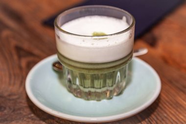 Sağlıklı içecek - sıcak matcha latte ahşap tablo