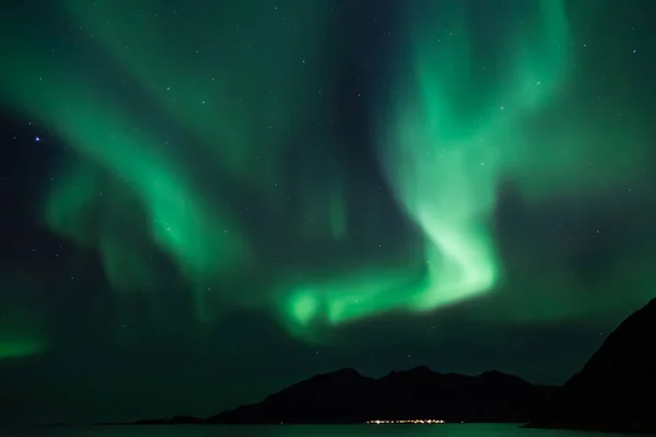 Niesamowite Aurora Borealis Północnej Norwegii Grotfjord Górami Morzem Tle — Zdjęcie stockowe